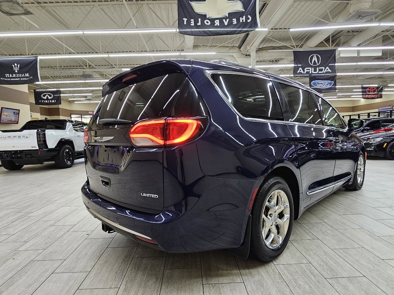 Used 2017 Chrysler Pacifica Limited FWD image 6