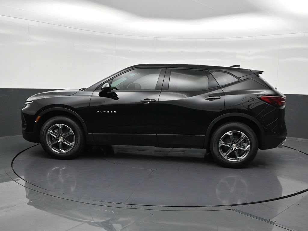 Used 2026 Chevrolet Blazer LT FWD image 2