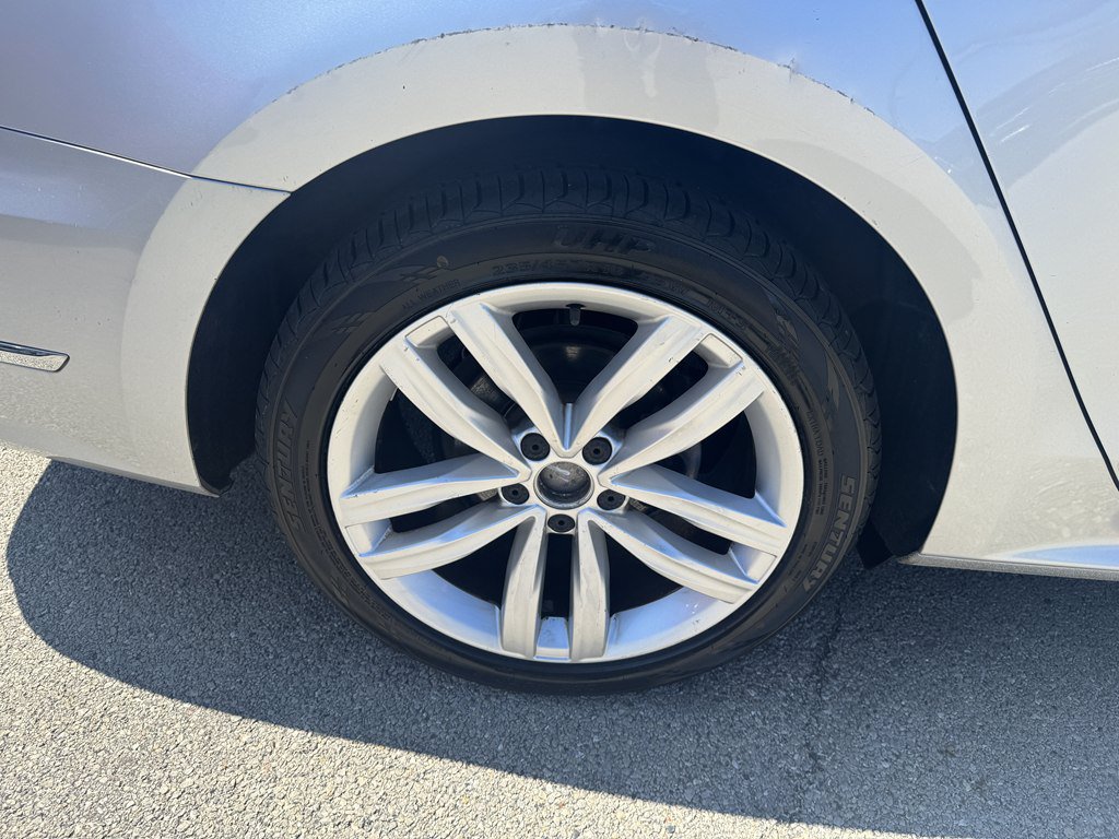 Used 2018 Volkswagen Passat 2.0T SEL Premium FWD image 9