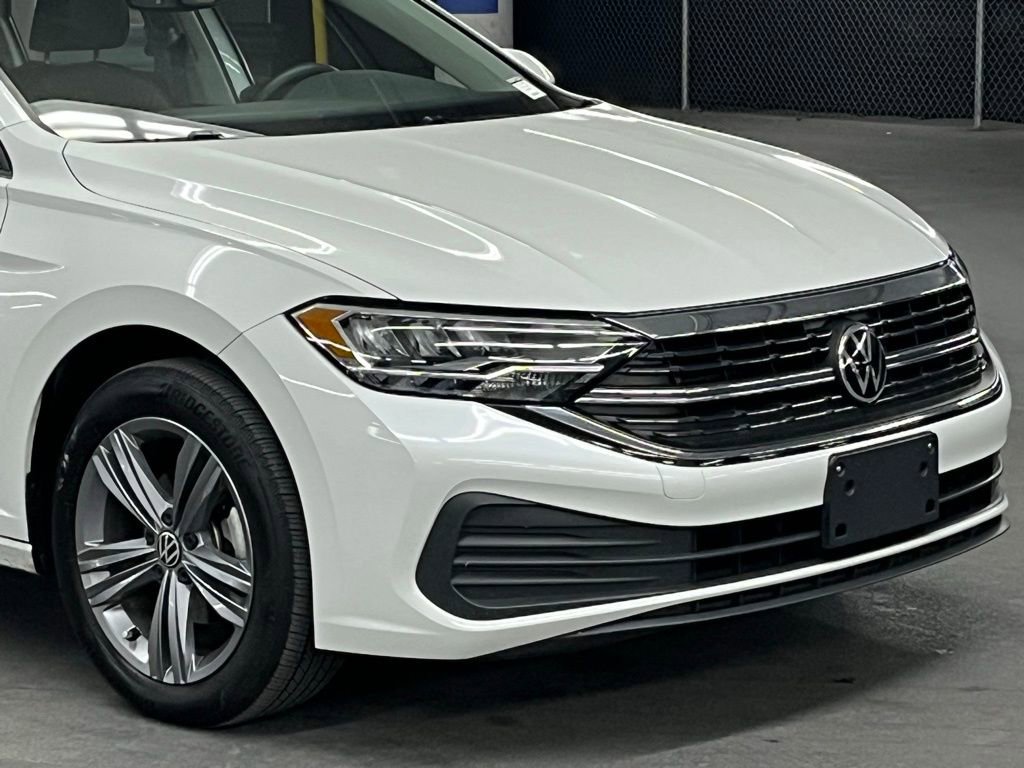 Used 2023 Volkswagen Jetta SE w/ Panoramic Sunroof Package image 39