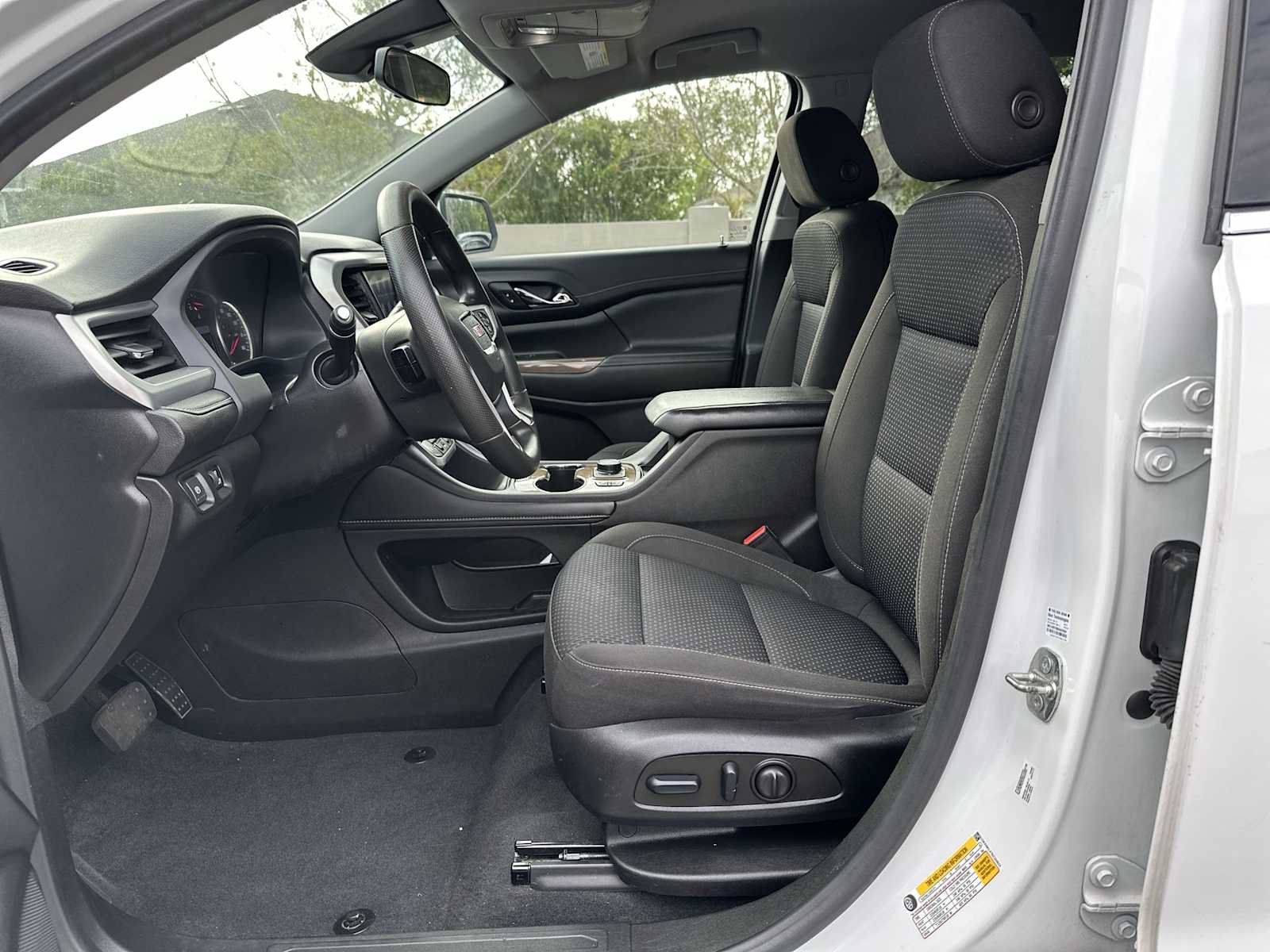 Used 2022 GMC Acadia SLE w/ Driver Convenience Package image 2