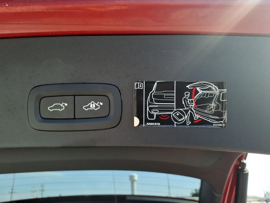 Used 2019 Volvo XC40 T4 Momentum image 18