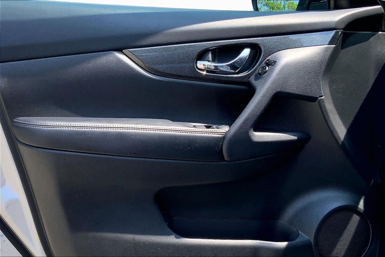 Used 2015 Nissan Rogue SL AWD/4WD image 22