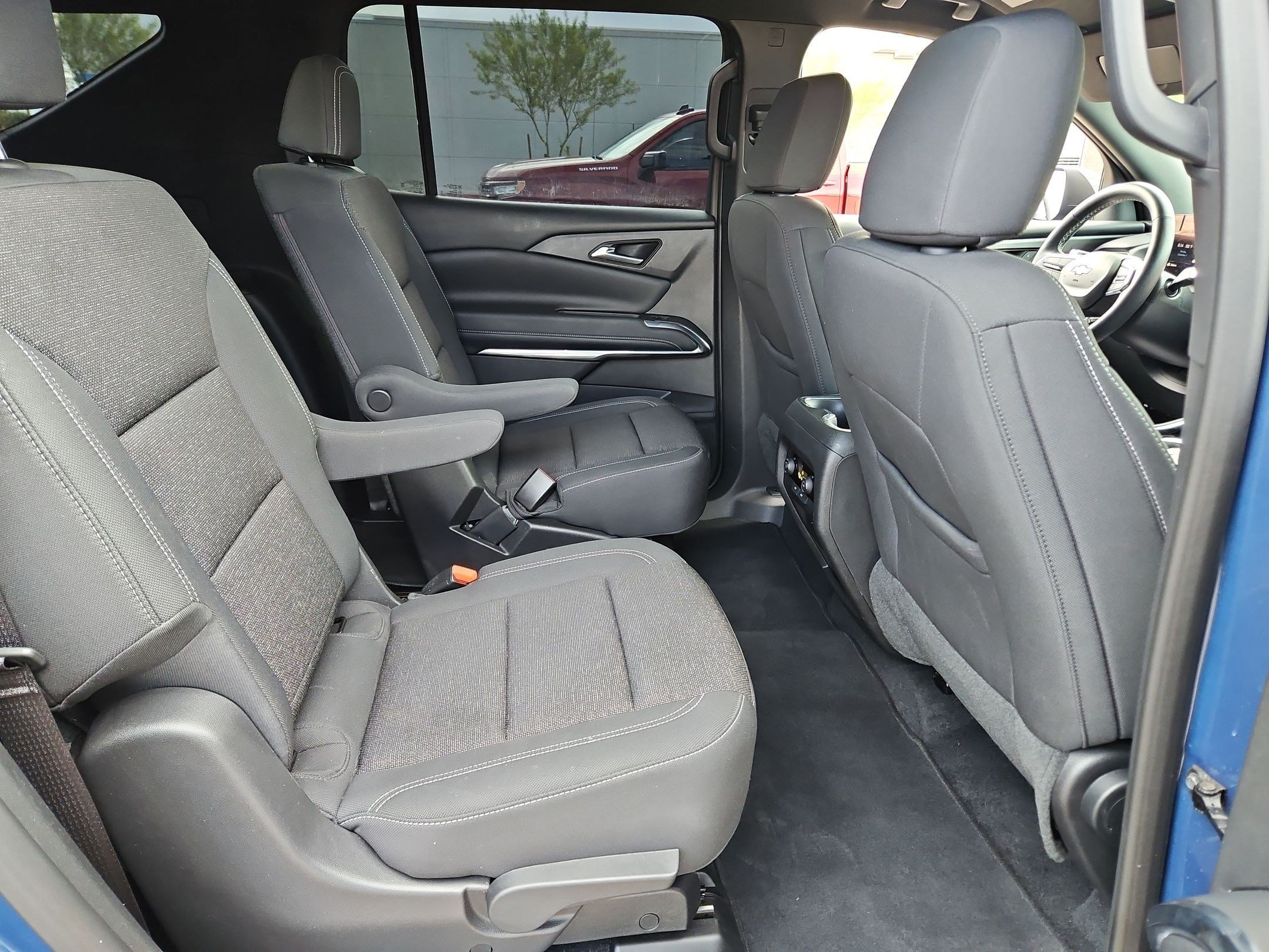 Used 2025 Chevrolet Traverse LT FWD image 27