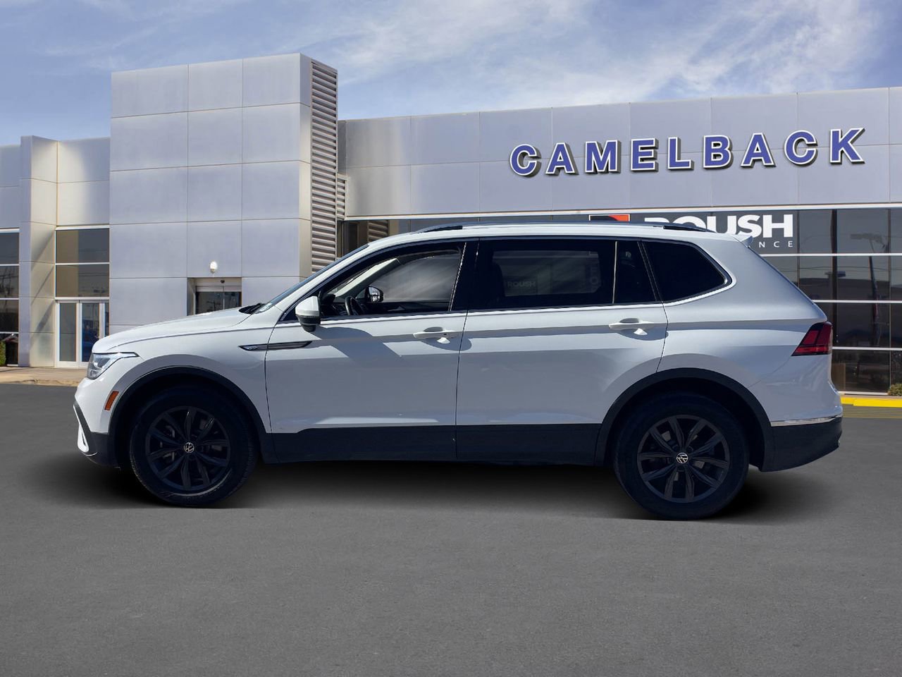 Used 2024 Volkswagen Tiguan SE image 3