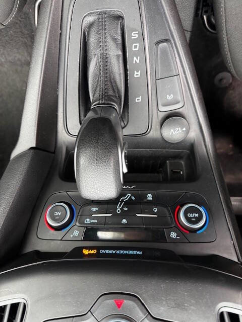 Used 2018 Ford Focus SE w/ SE Appearance Package image 43