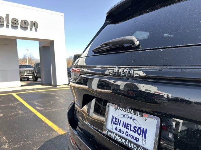 Used 2024 Jeep Grand Cherokee Limited w/ Black Appearance Package image 9