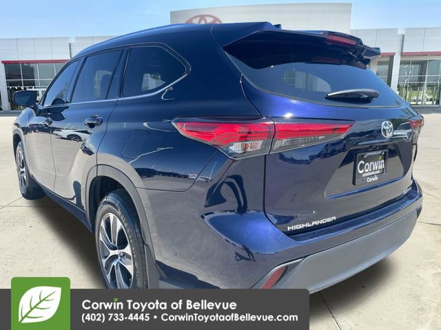 Used 2021 Toyota Highlander XLE AWD/4WD image 3