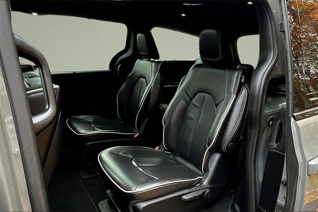 Used 2022 Chrysler Pacifica Limited w/ Uconnect Theater Family Group image 21