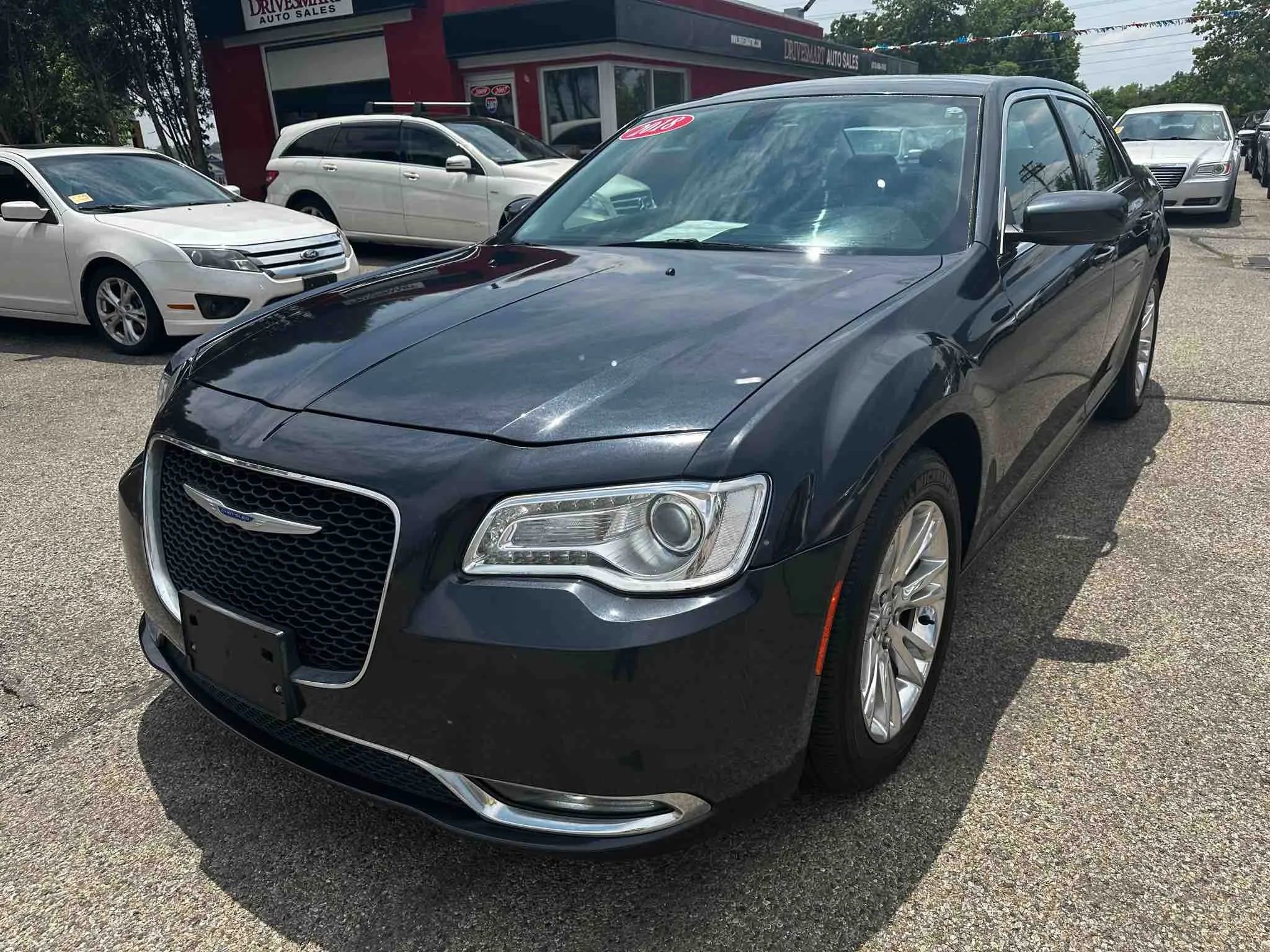 Used 2018 Chrysler 300 Touring w/ Driver Convenience Group image 3