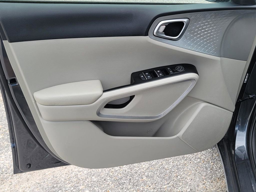 Used 2022 Kia Soul LX image 25