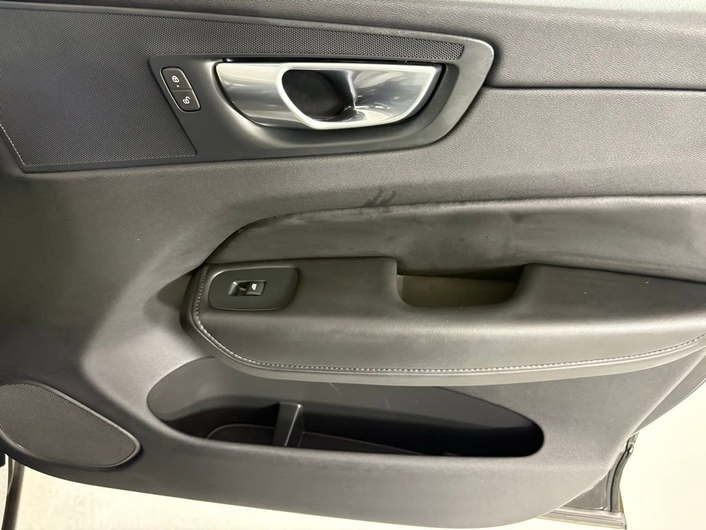 Used 2025 Volvo XC60 B5 Plus AWD/4WD image 12