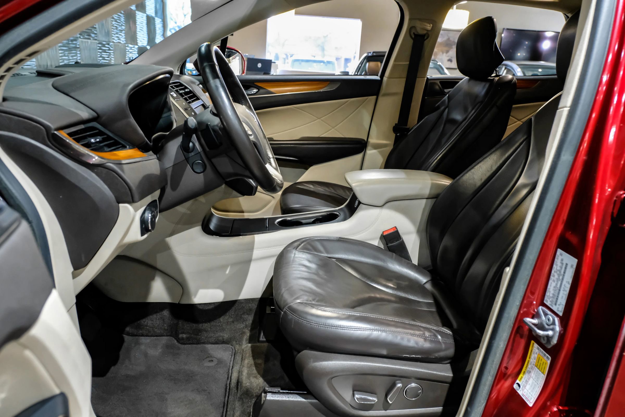 Used 2017 Lincoln MKC Select w/ Select Plus Package FWD image 4