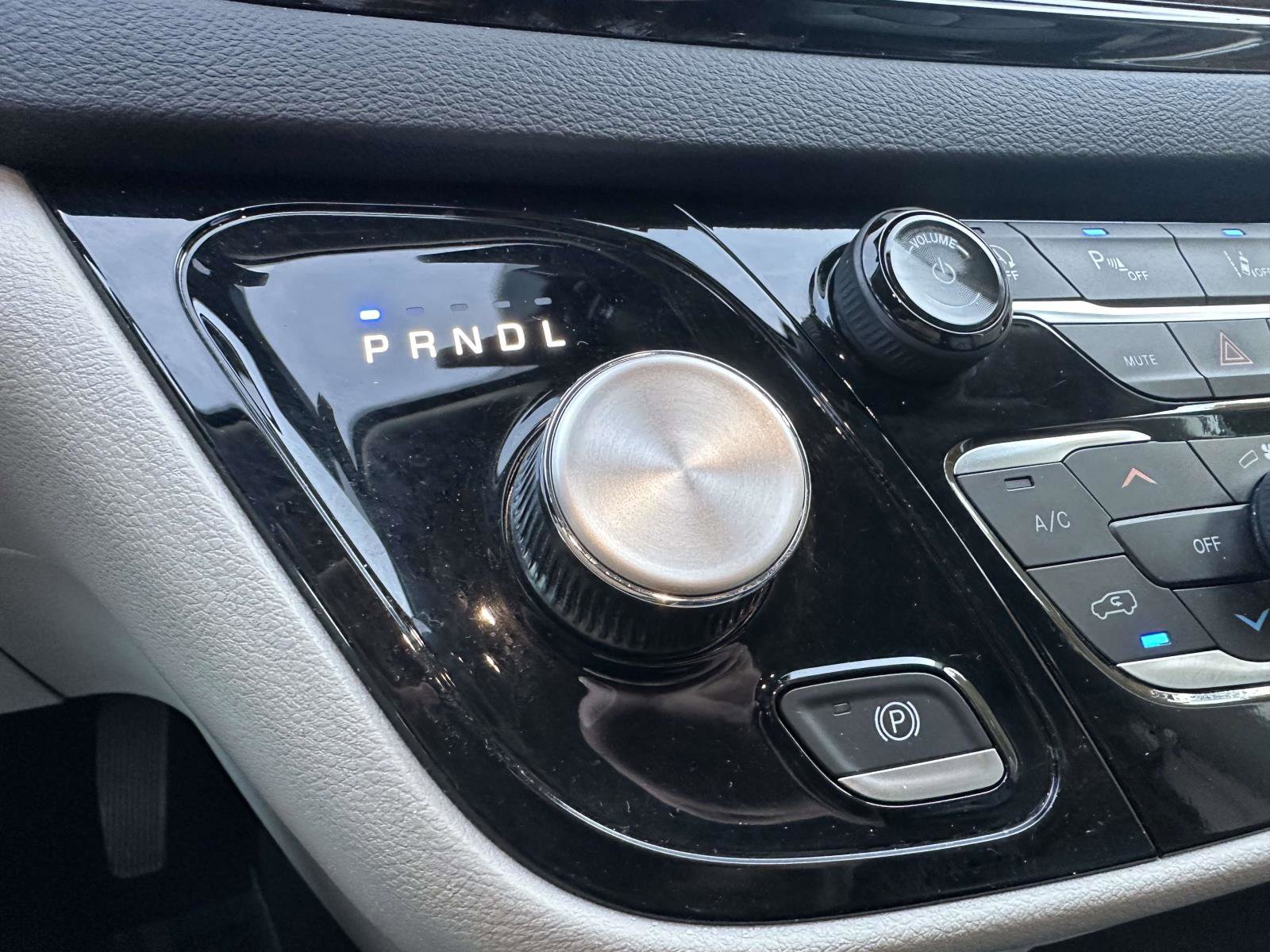 Used 2024 Chrysler Pacifica Touring-L image 22