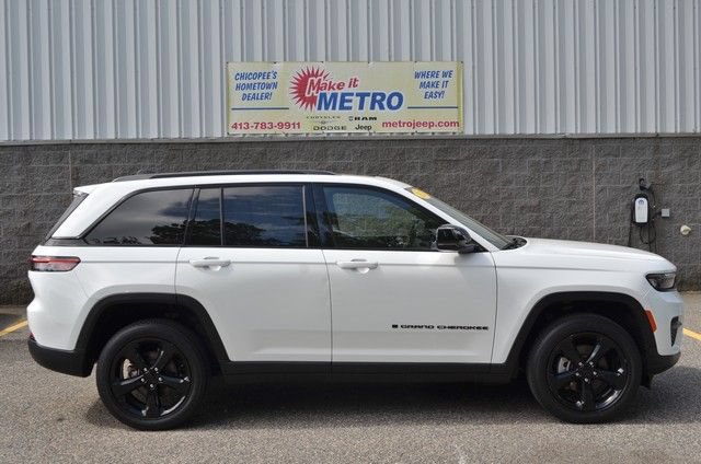 Used 2023 Jeep Grand Cherokee Altitude AWD/4WD image 9