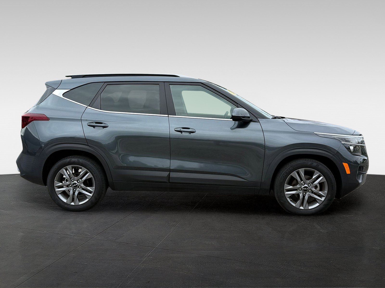 Used 2023 Kia Seltos S w/ Navigation Package FWD image 4