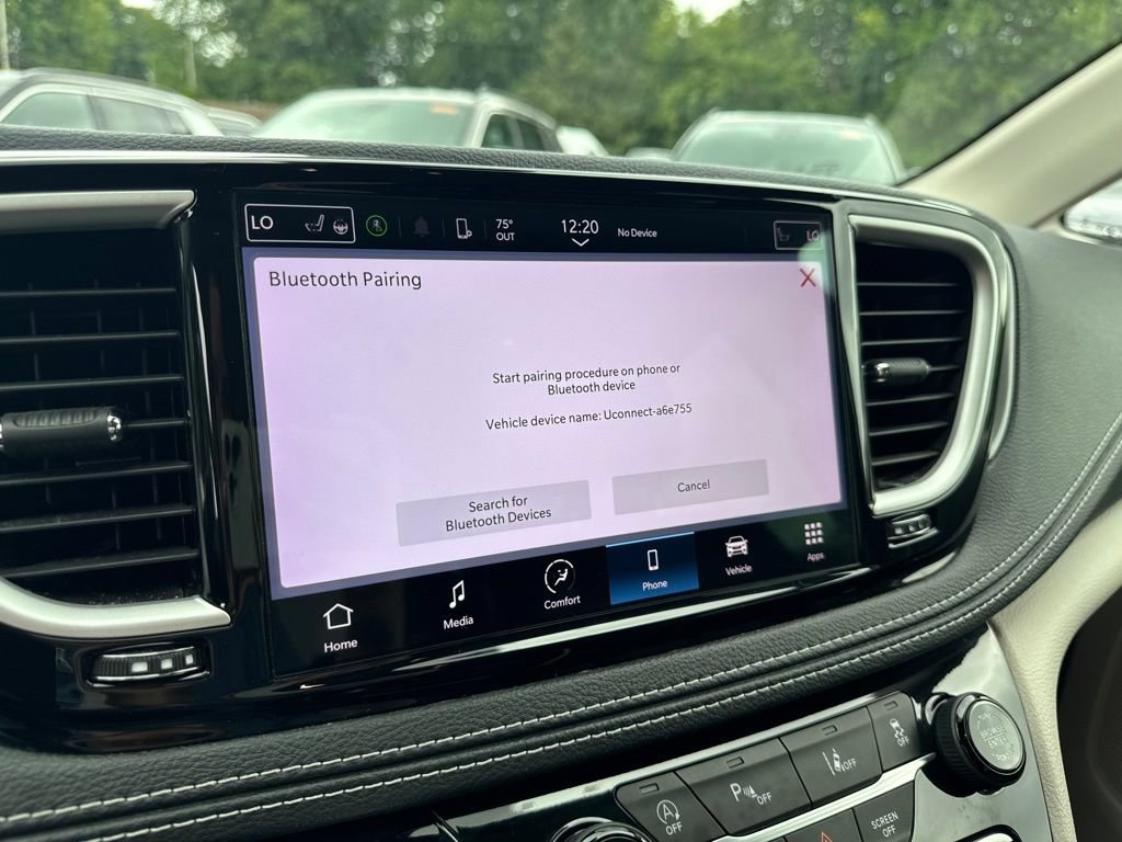 Used 2023 Chrysler Pacifica Touring-L FWD image 17