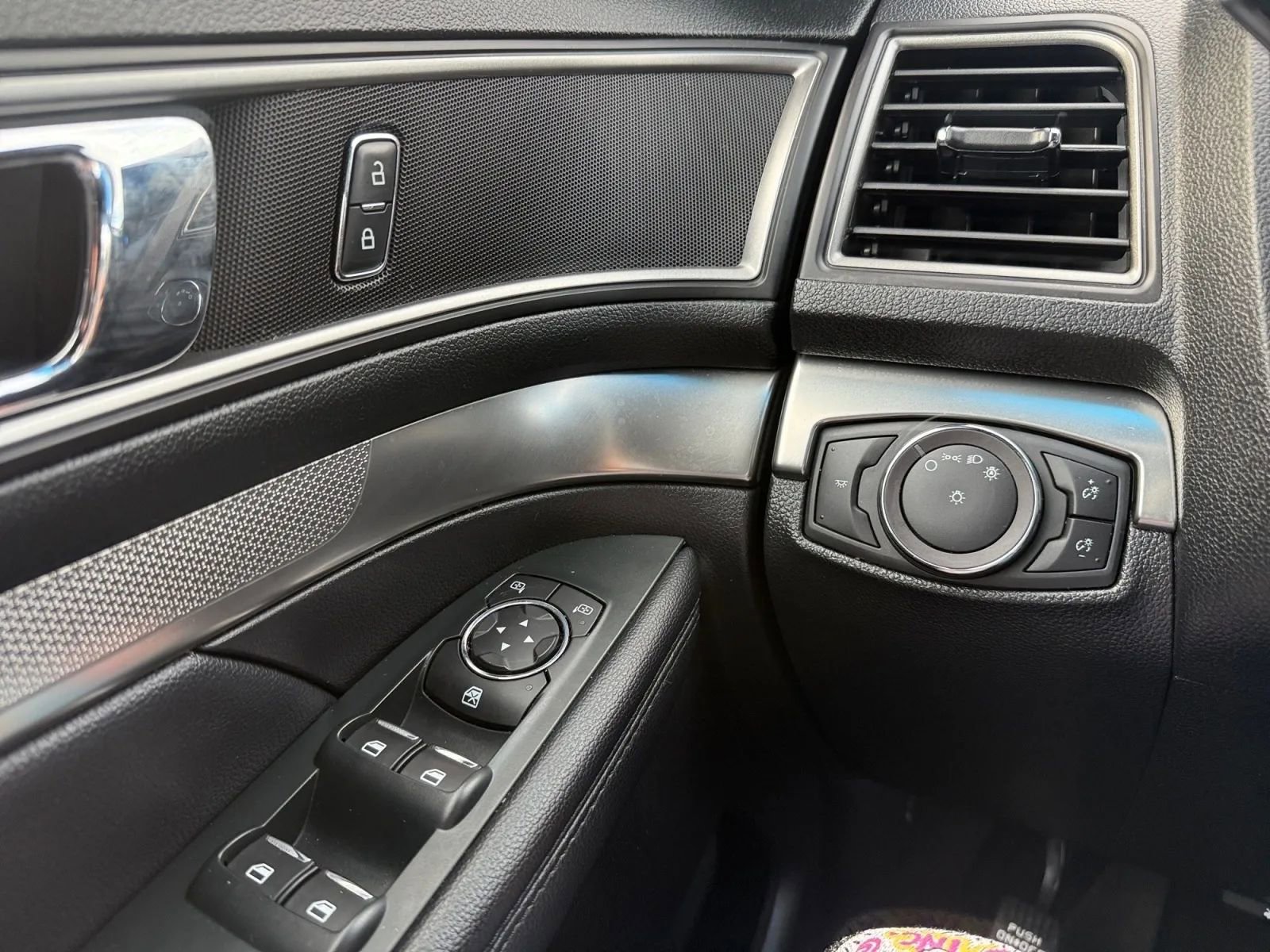 Used 2019 Ford Explorer XLT image 21