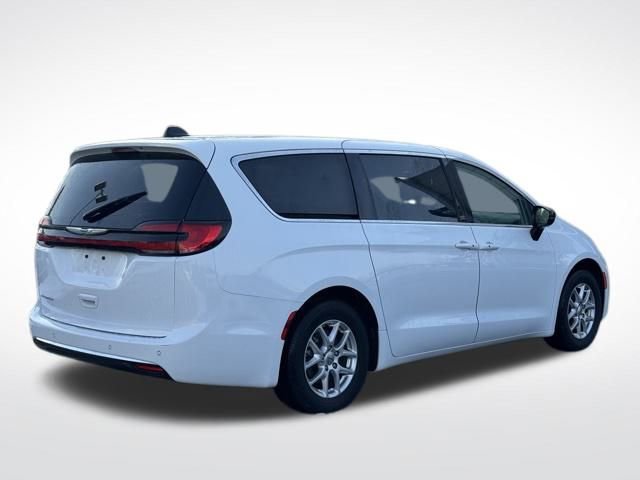 Certified 2024 Chrysler Pacifica Touring-L image 6