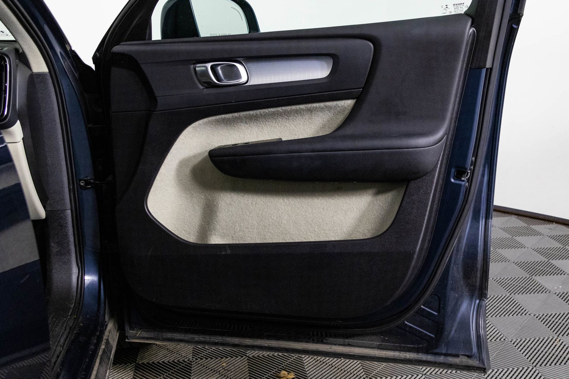 Used 2021 Volvo XC40 T5 Momentum w/ Protection Package Premier image 40