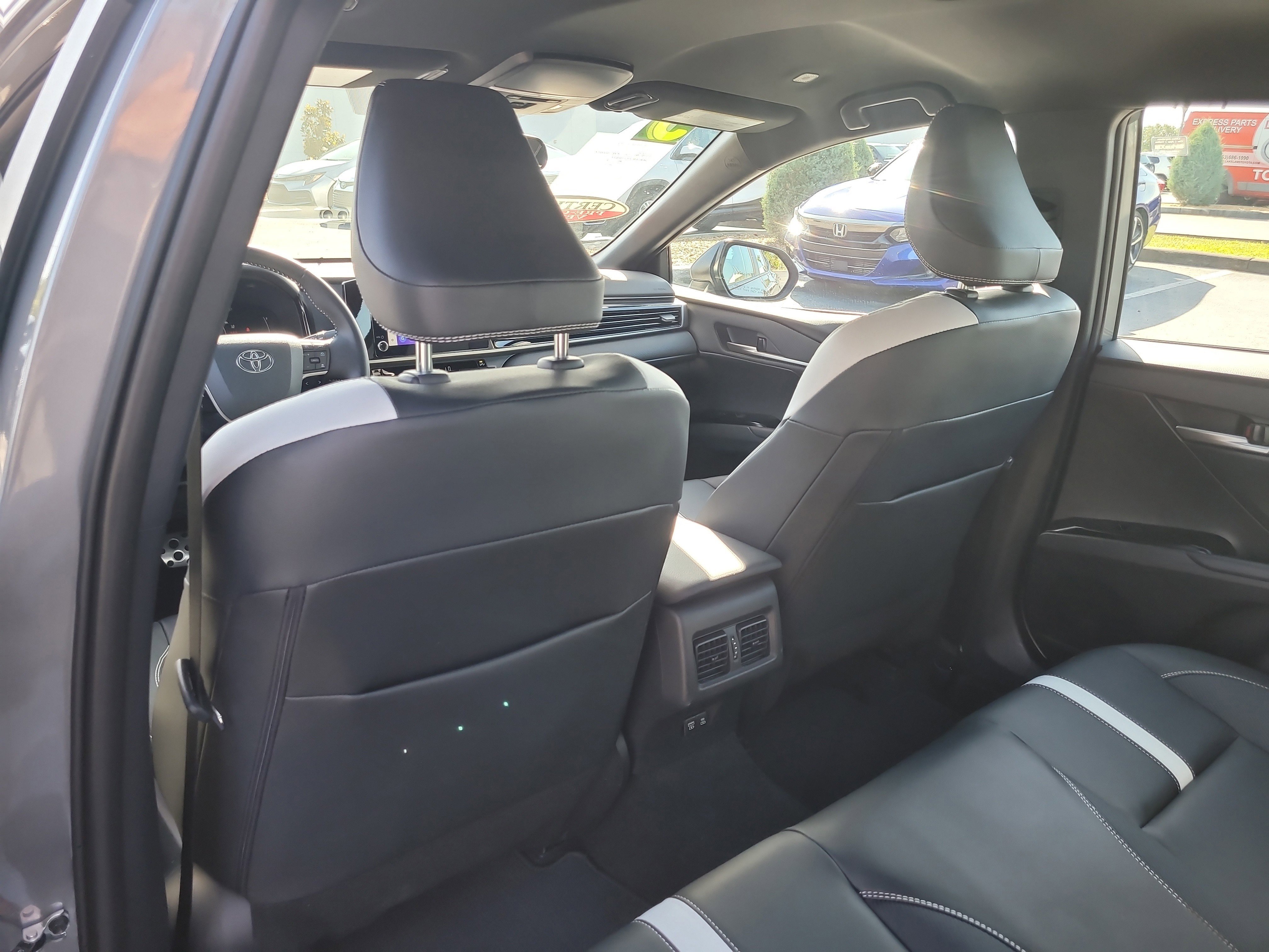 Used 2025 Toyota Camry SE FWD image 12