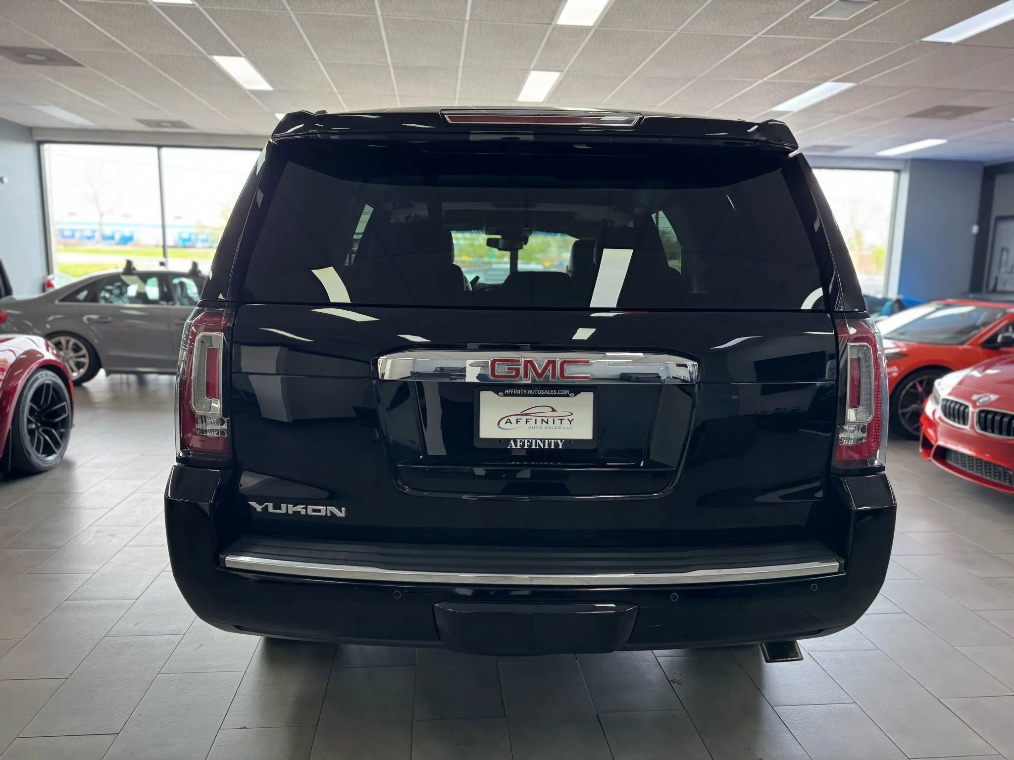 Used 2016 GMC Yukon Denali w/ Enhanced Security Package image 4