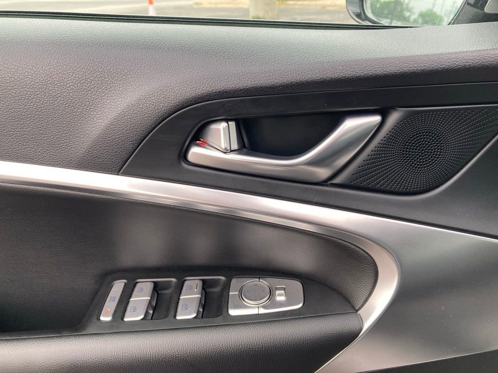 Used 2025 Genesis G70 2.5T image 13