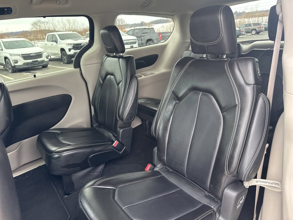 Used 2024 Chrysler Pacifica Touring-L image 16