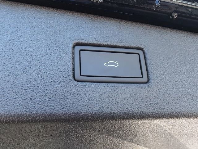 Used 2022 Volkswagen Tiguan SE w/ Panoramic Sunroof Package image 29