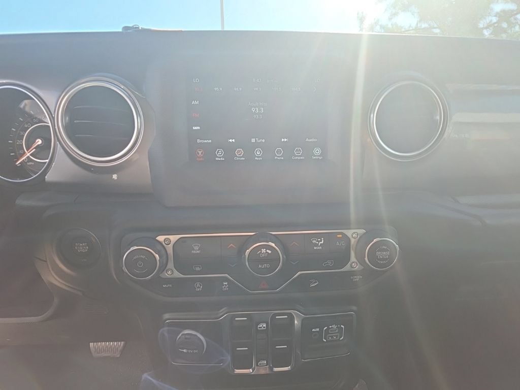 Used 2018 Jeep Wrangler Unlimited Sahara AWD/4WD image 11