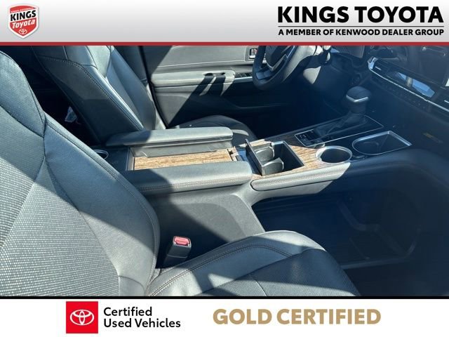 Used 2025 Toyota Sienna Platinum AWD/4WD image 8