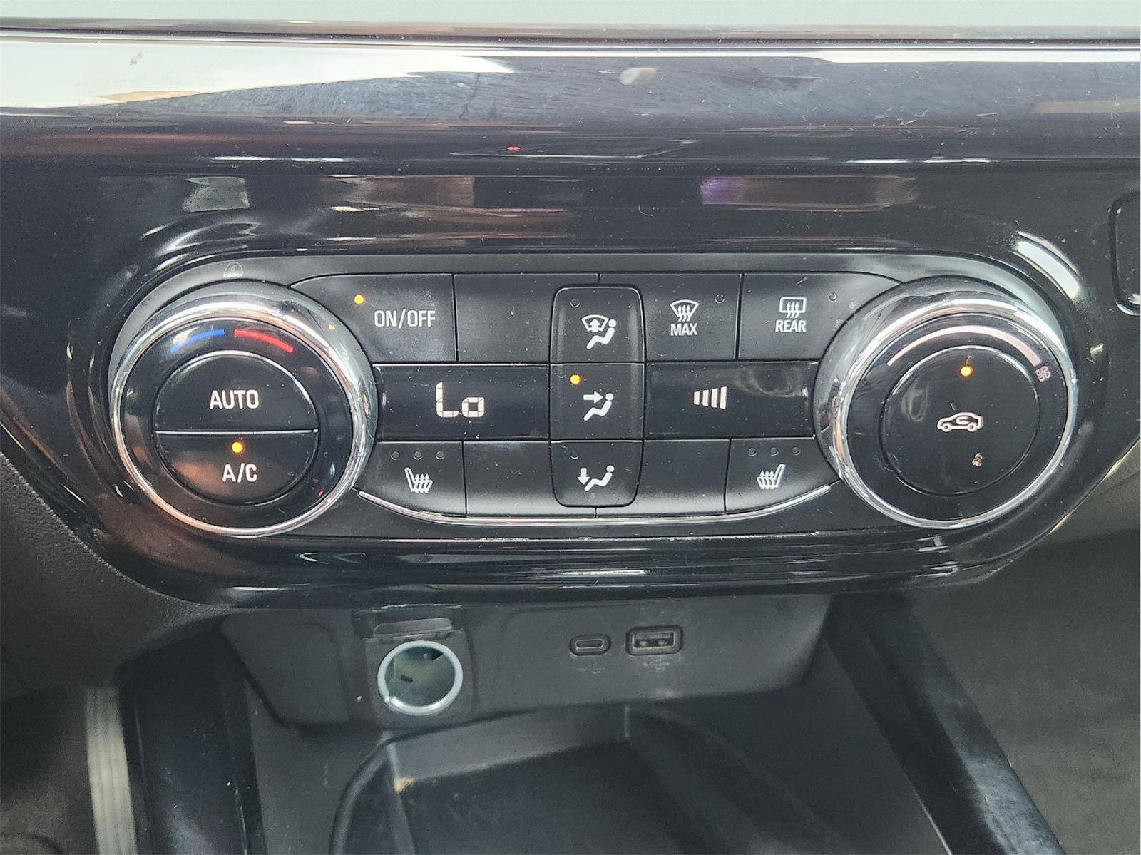 Used 2025 Chevrolet Trax RS w/ Sunroof Package FWD image 17