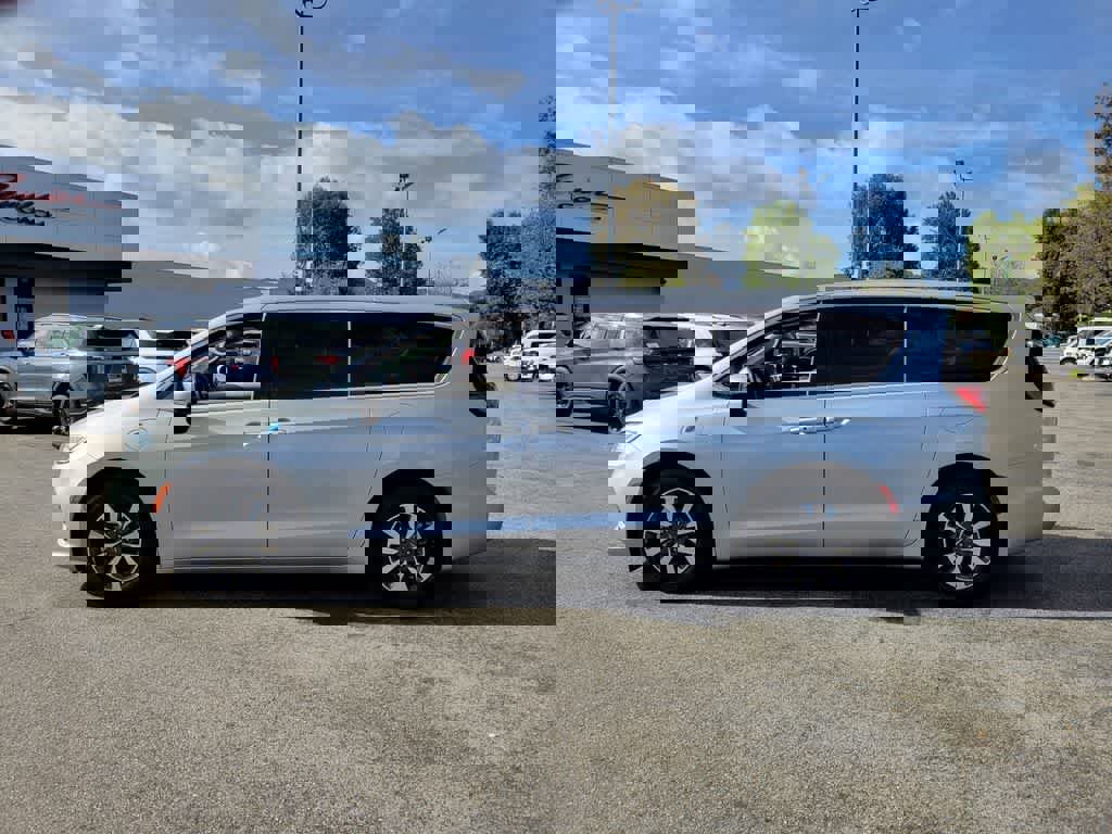 Used 2023 Chrysler Pacifica Touring-L image 2