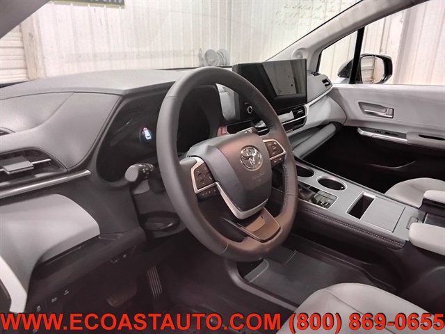 Used 2026 Toyota Sienna XLE AWD/4WD image 11
