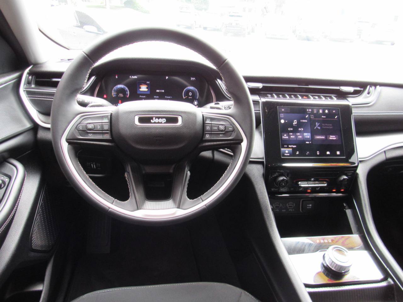 Used 2024 Jeep Grand Cherokee Laredo X AWD/4WD image 5