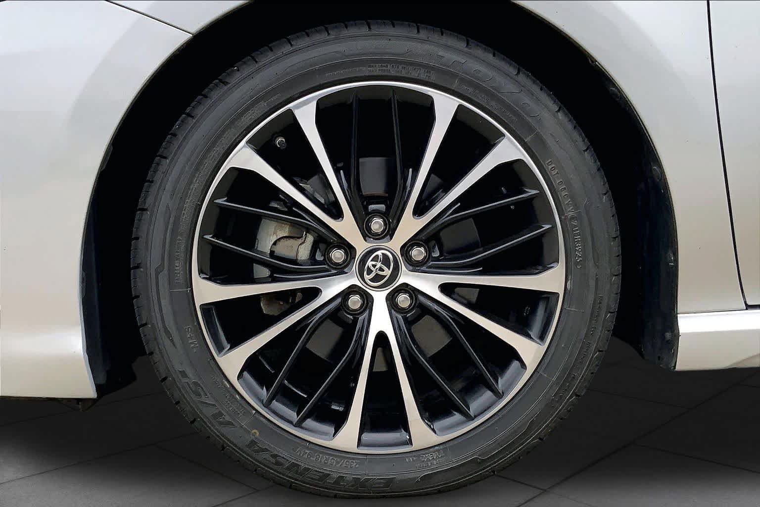 Used 2018 Toyota Camry SE FWD image 11