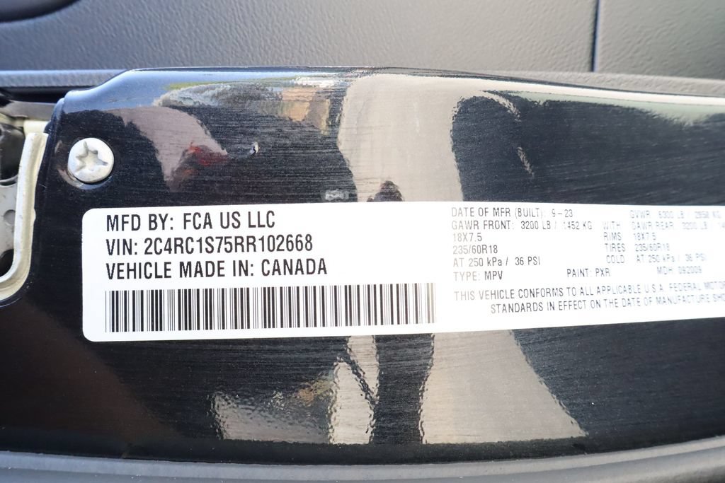 Used 2024 Chrysler Pacifica Premium FWD image 39