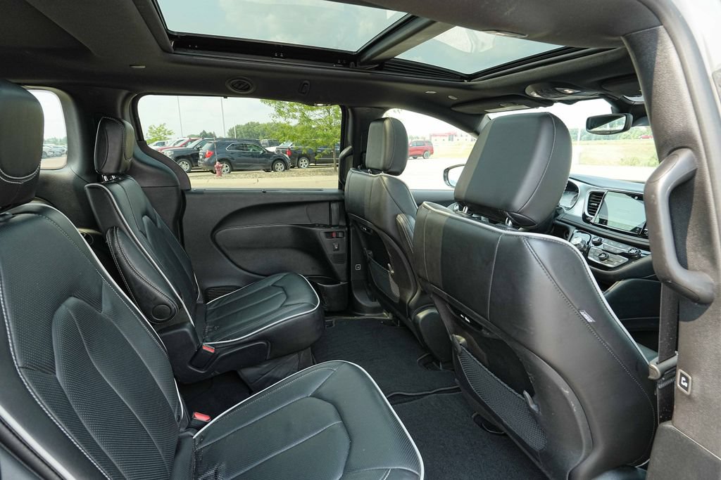 Used 2025 Chrysler Pacifica Limited FWD image 24