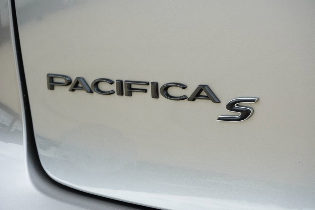 Used 2018 Chrysler Pacifica Touring Plus w/ S Appearance Package FWD image 8