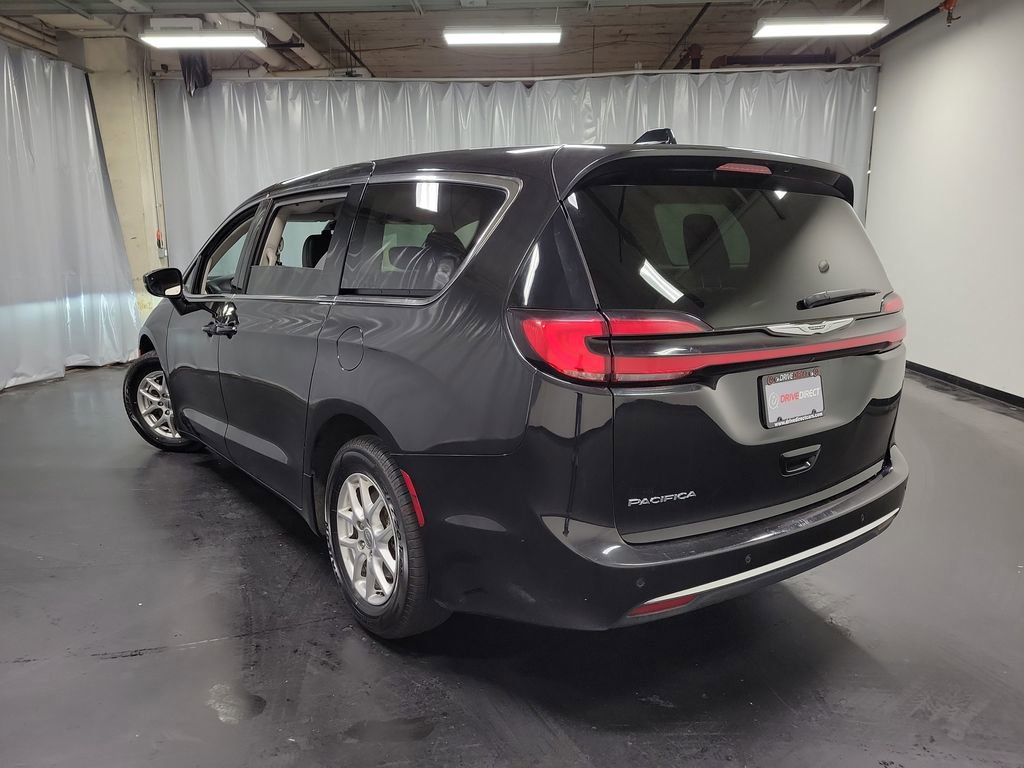 Used 2023 Chrysler Pacifica Touring-L FWD image 6