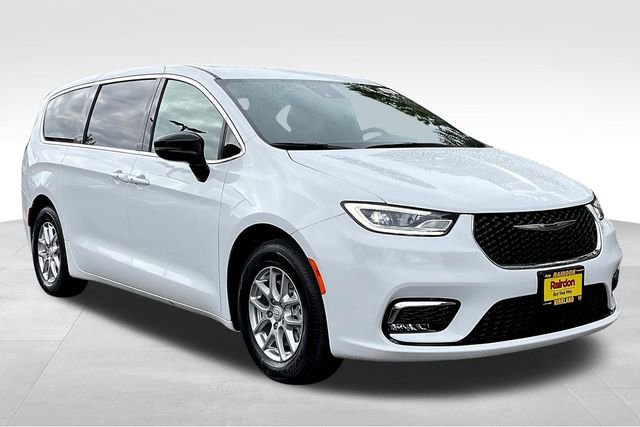 New 2026 Chrysler Pacifica Select