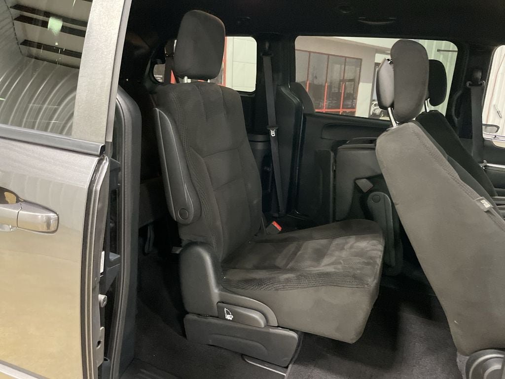 Used 2016 Dodge Grand Caravan SXT FWD image 27