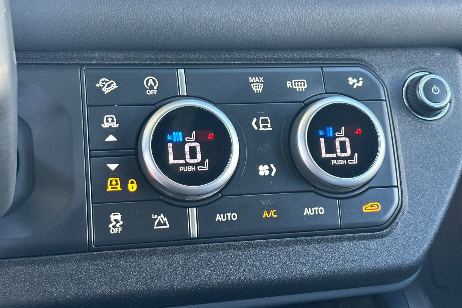 Used 2024 Land Rover Defender 110 X image 25