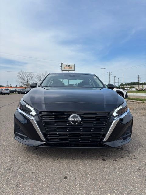 Used 2024 Nissan Altima 2.5 SV image 2