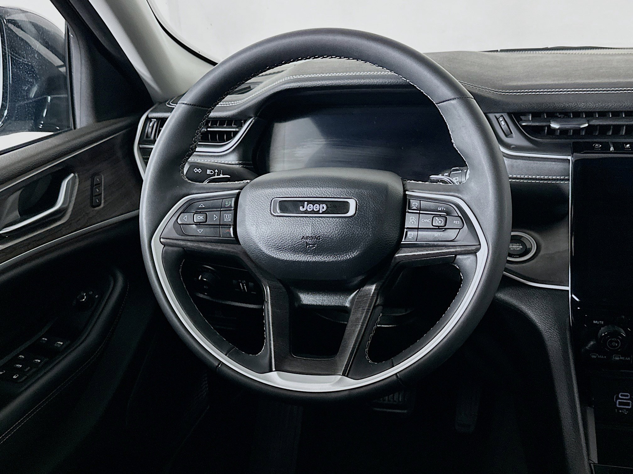 Used 2023 Jeep Grand Cherokee Limited w/ Luxury Tech Group II image 18