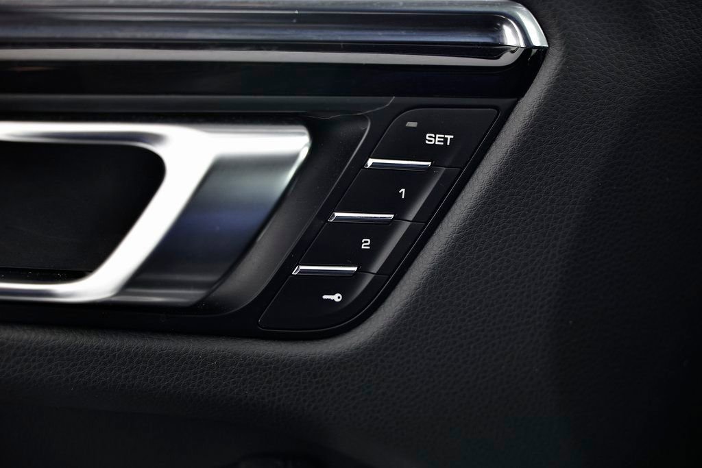 Certified 2025 Porsche Macan image 20