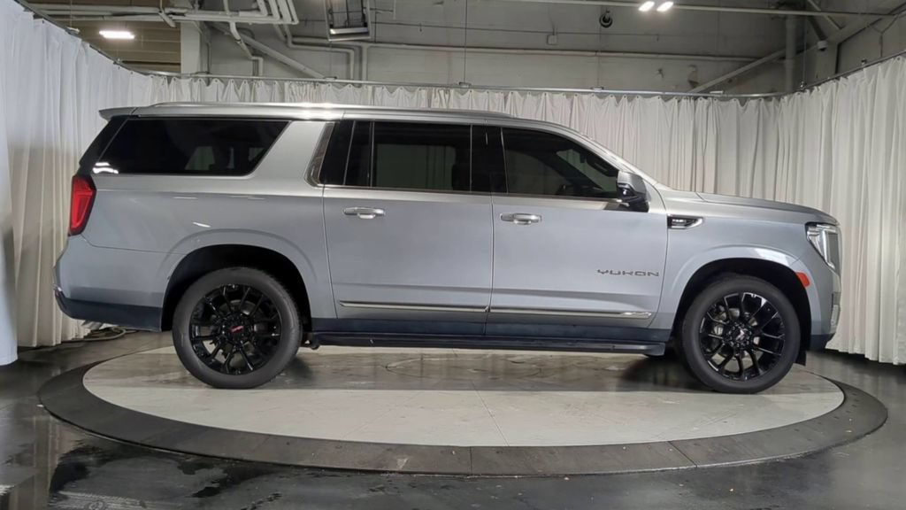 Used 2023 GMC Yukon XL SLT w/ SLT Premium Package AWD/4WD image 11