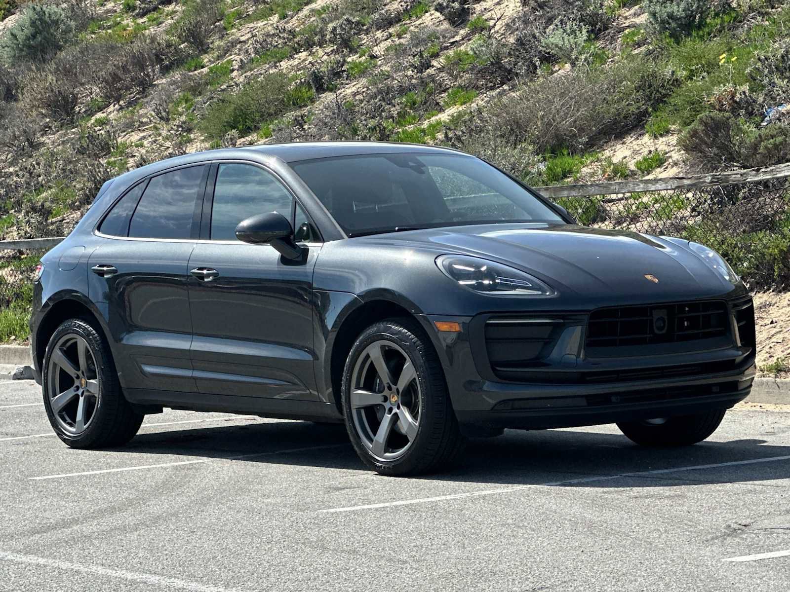 Certified 2025 Porsche Macan AWD/4WD image 10