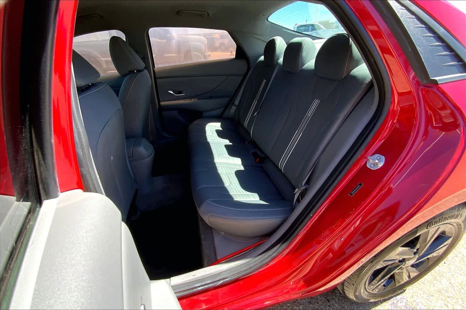 Used 2023 Hyundai Elantra SEL w/ Preferred Accessory Package FWD image 21