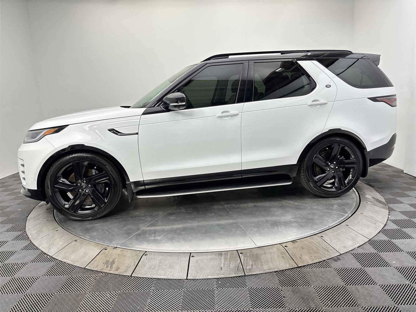 Used 2025 Land Rover Discovery Dynamic SE AWD/4WD image 16